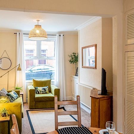 2 Bed, Up To 6 Guests Near Chester City Centre Bagian luar foto