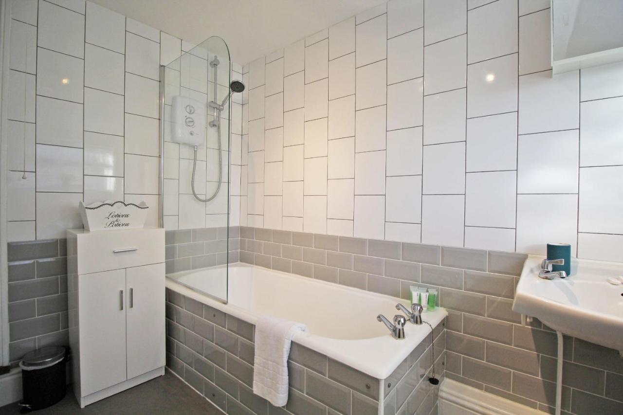 2 Bed, Up To 6 Guests Near Chester City Centre Bagian luar foto