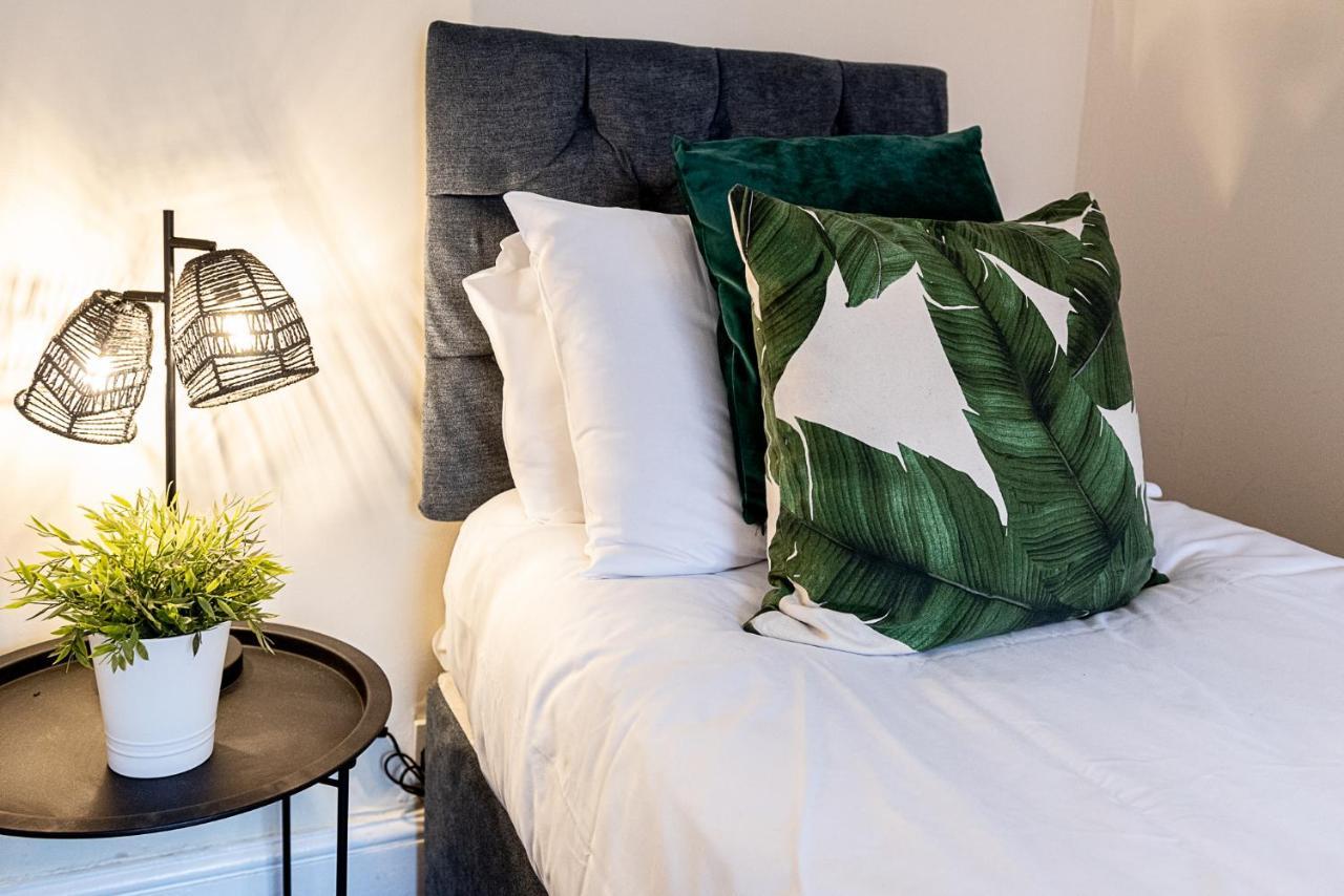 2 Bed, Up To 6 Guests Near Chester City Centre Bagian luar foto