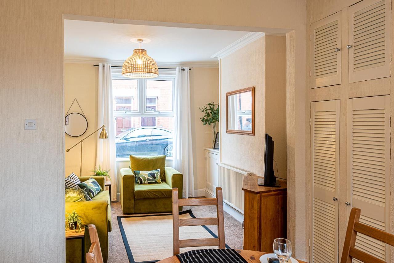 2 Bed, Up To 6 Guests Near Chester City Centre Bagian luar foto