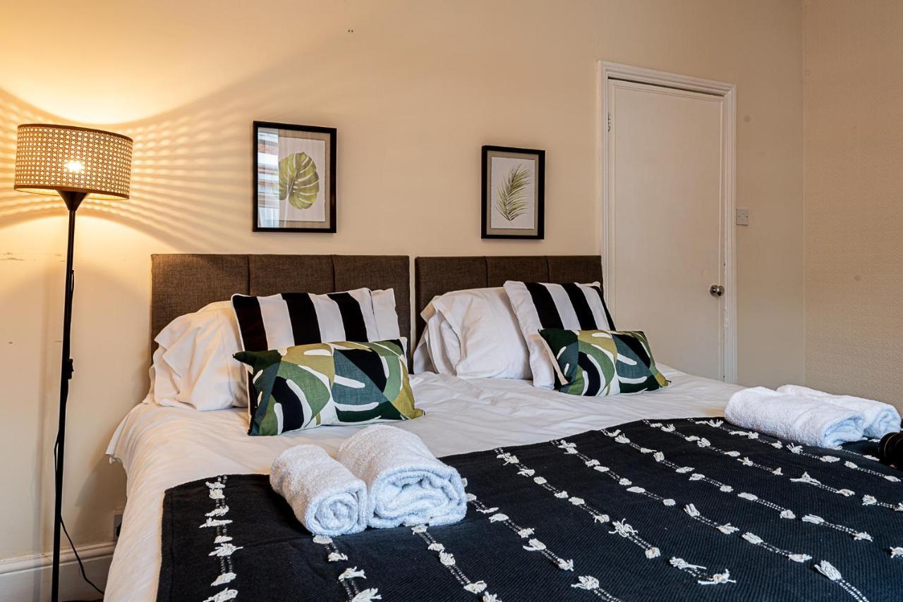 2 Bed, Up To 6 Guests Near Chester City Centre Bagian luar foto