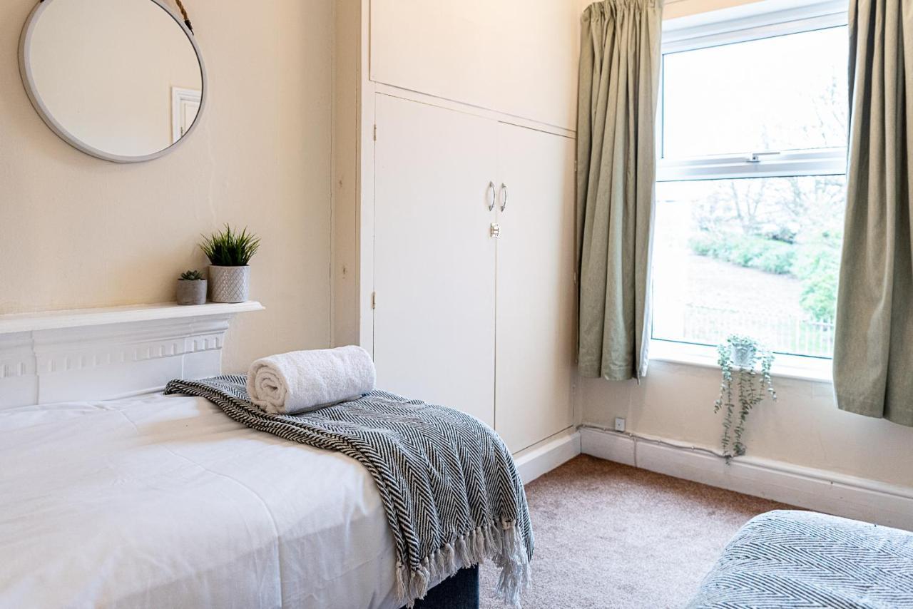 2 Bed, Up To 6 Guests Near Chester City Centre Bagian luar foto