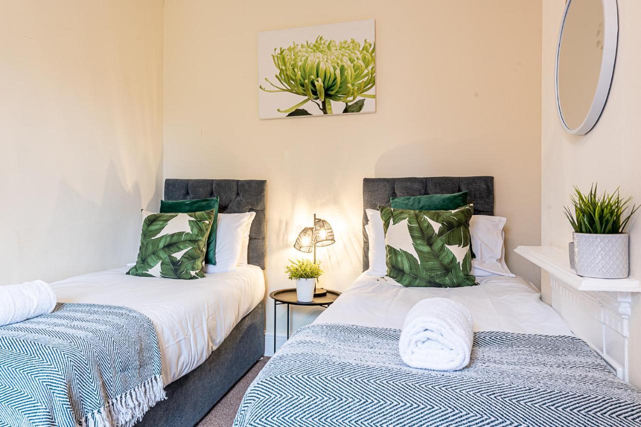 2 Bed, Up To 6 Guests Near Chester City Centre Bagian luar foto